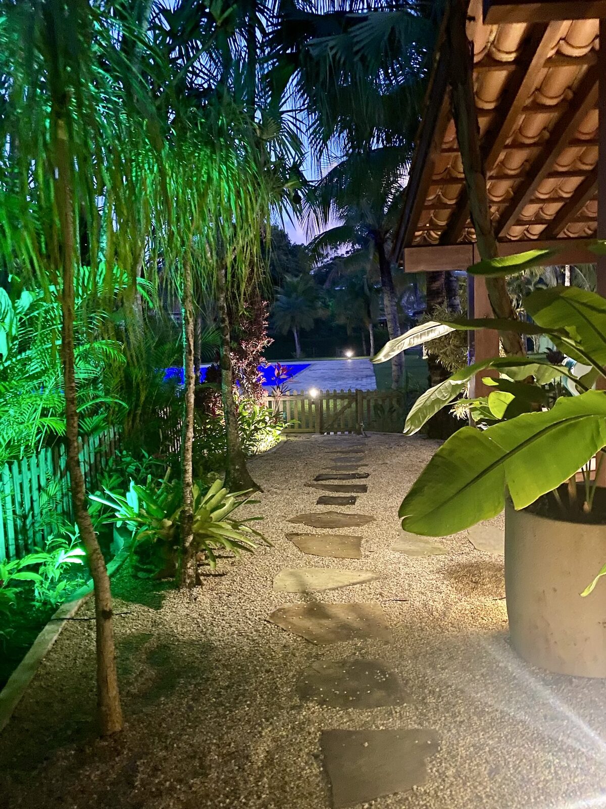 Piscina à noite
